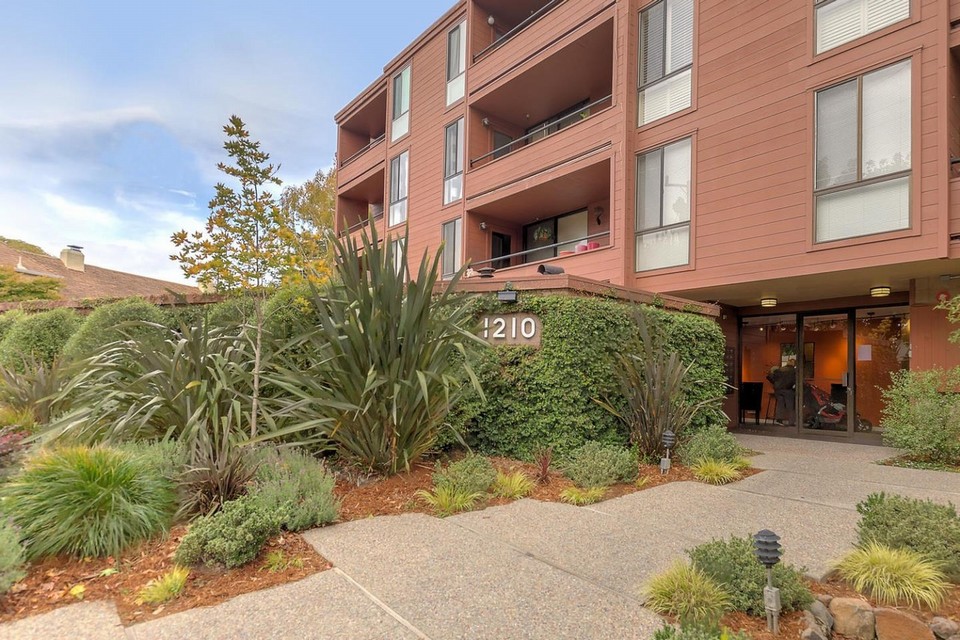 charming condominium in downtown burlingame